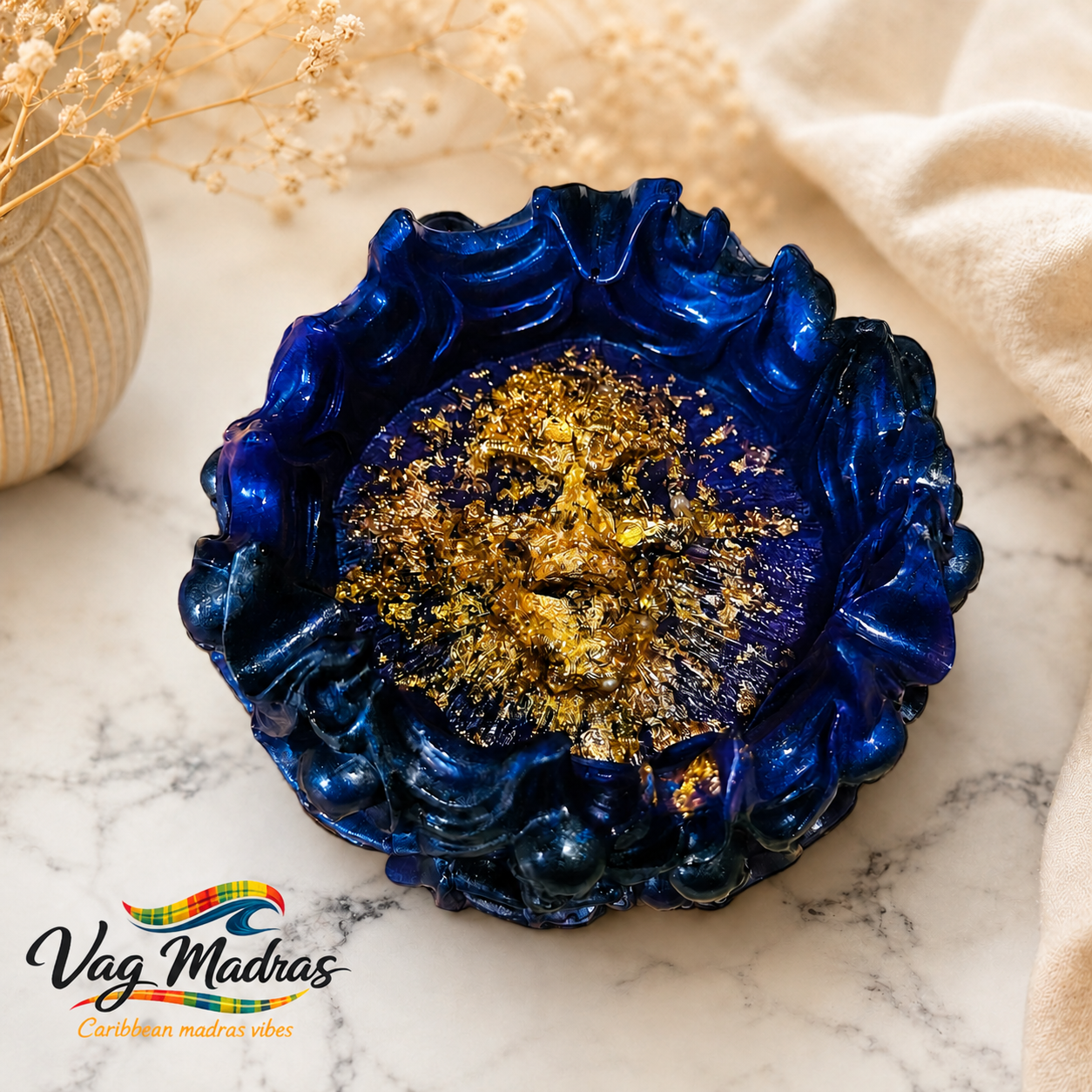 Cendrier en résine Bleu Royal & Or – Visage Soleil