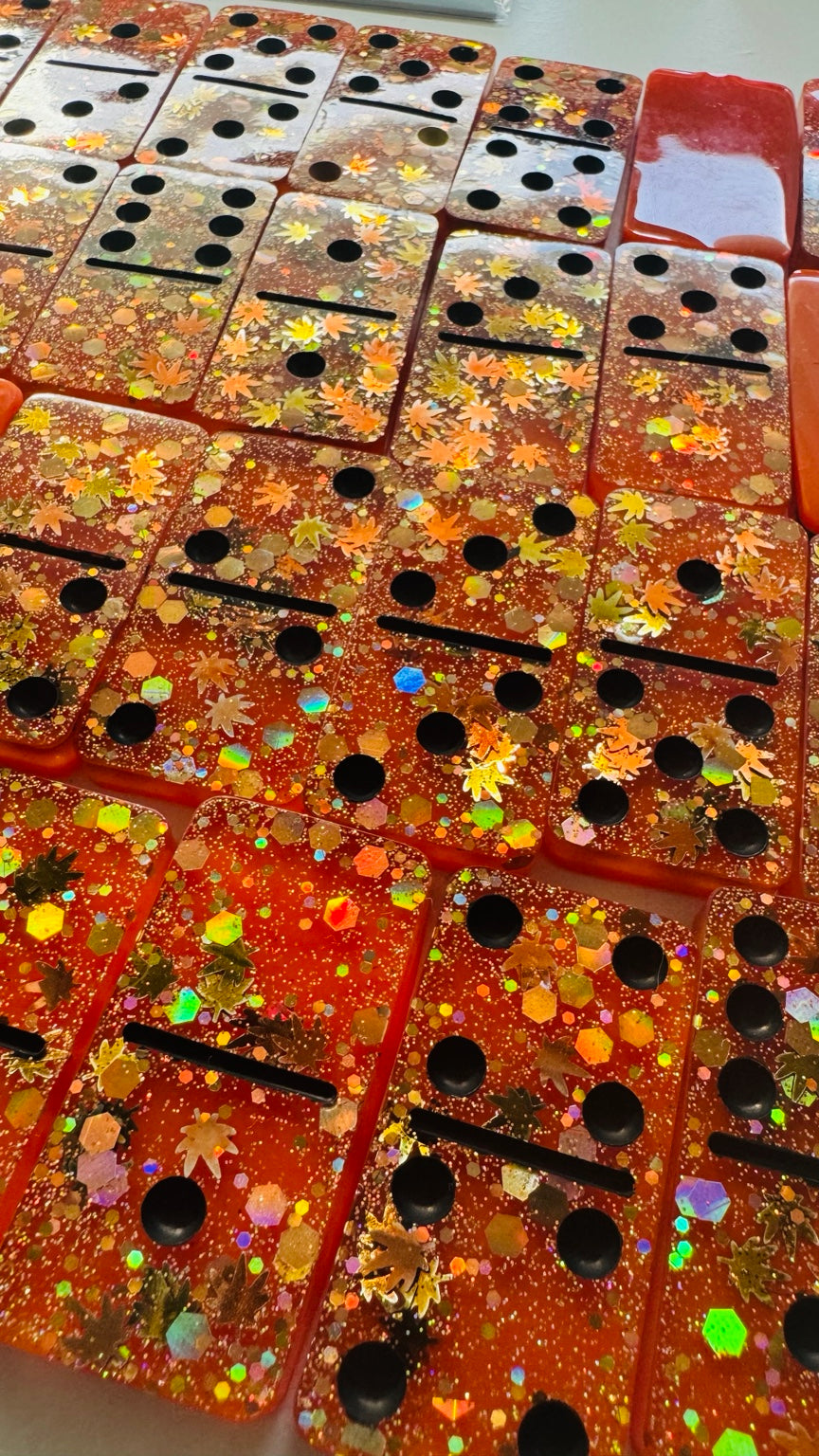 Jeu de dominos Éclats d’Automne en résine orange ambré, feuilles décoratives et paillettes irisées — photo originale Vag Madras