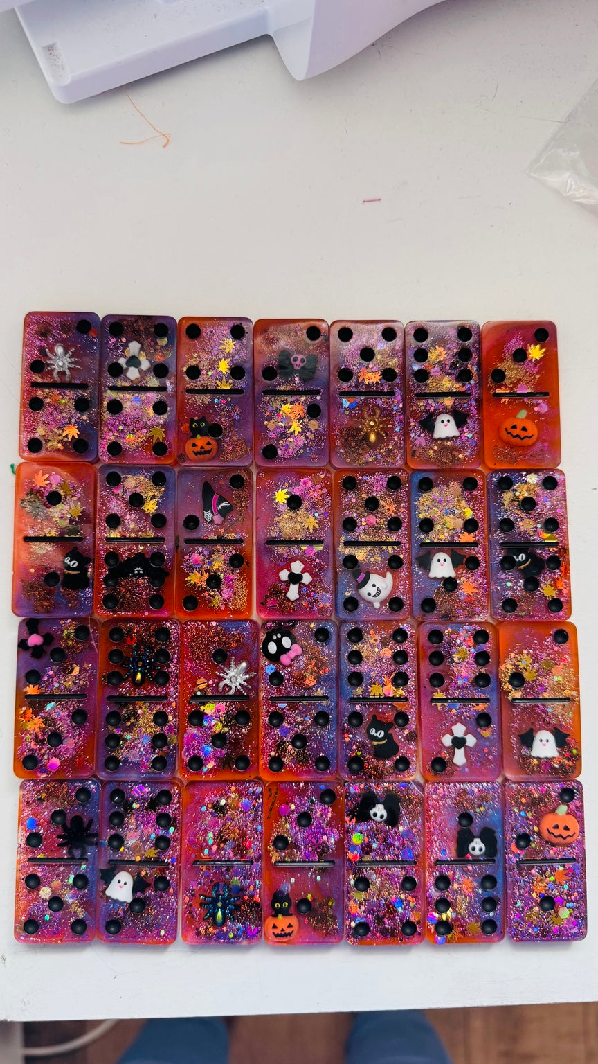Photo réelle du jeu de 28 dominos fins Halloween Vag Madras en résine pailletée, décors citrouilles, fantômes, chats noirs et araignées
