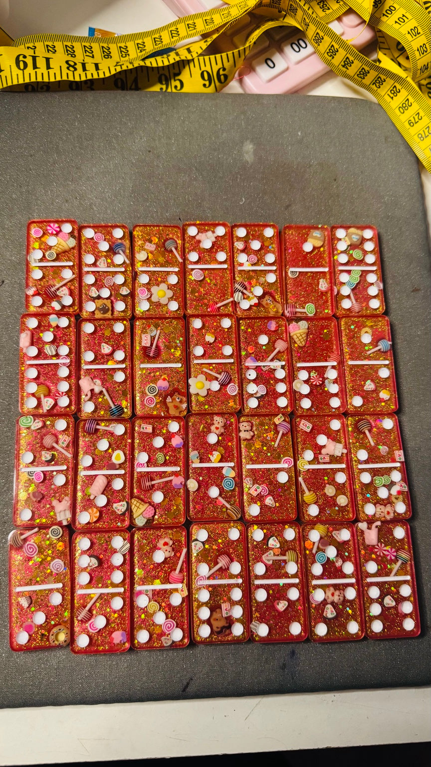 Vue complète du jeu de dominos fin en résine pailletée avec décors bonbons