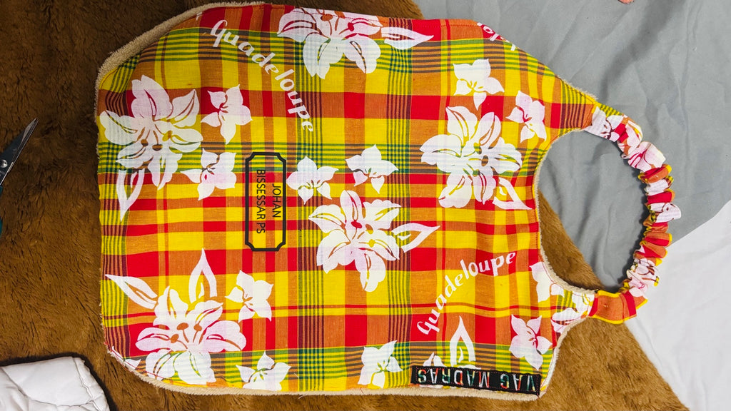 Détail serviette de cantine enfant madras Jaune Soleil fleuri et dos éponge – Vag Madras